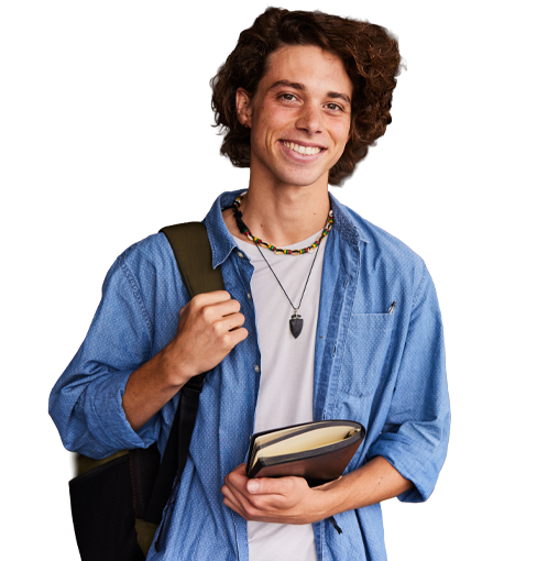 Ein Student mit Rucksack h&auml;lt B&uuml;cher in den H&auml;nden und blickt l&auml;chelnd in die Kamera.
