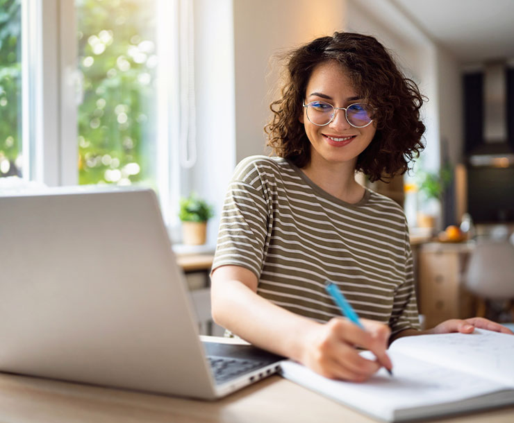 Online studieren – wie du flexibel lernst, Zeit sparst und trotzdem durchstartest