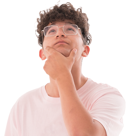 Eine junge Person mit lockigen Haaren und Brille schaut nach oben und h&auml;lt dabei nachdenklich die Hand ans Kinn. Die Geste vermittelt &Uuml;berlegung oder das Suchen nach einer L&ouml;sung.