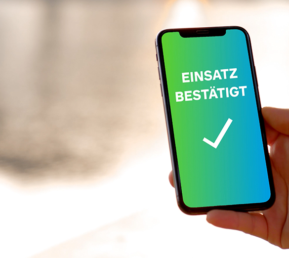 Mehrere Studierende stehen gemeinsam auf dem Campus, tauschen sich aus und freuen sich &uuml;ber einen gemeinsamen Erfolg.