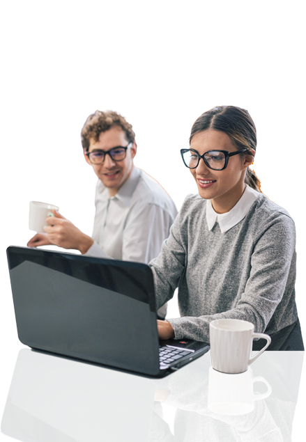 Zwei Personen sitzen an einem Tisch und arbeiten an einem Laptop. Eine Person tippt auf der Tastatur, die andere h&auml;lt eine Tasse und schaut auf den Bildschirm. Auf dem Tisch stehen weitere Tassen.