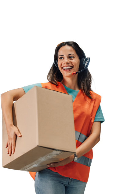 Eine Frau in Arbeitskleidung und Warnweste tr&auml;gt ein Paket und tr&auml;gt ein Headset. Sie l&auml;chelt und befindet sich vor einem neutralen Hintergrund mit grafischen Elementen.
