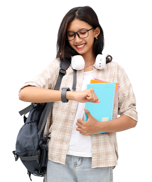 Eine Studentin schaut auf ihre Uhr und symbolisiert die Bedeutung einer guten Zeiteinteilung zwischen Studium und Werkstudentent&auml;tigkeit.