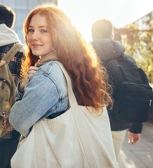 Junge Menschen auf dem Weg zum Studium oder Berufseinstieg symbolisieren die zentrale HR-Aufgabe, Nachwuchskr&auml;fte gezielt anzusprechen und f&uuml;r das Unternehmen zu gewinnen.