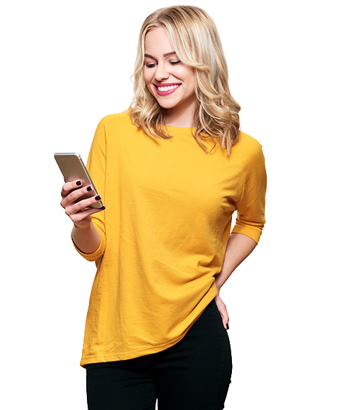 Eine junge Frau mit Smartphone steht f&uuml;r eine moderne, digitale Ansprache und die gezielte Gewinnung von Werkstudierenden.