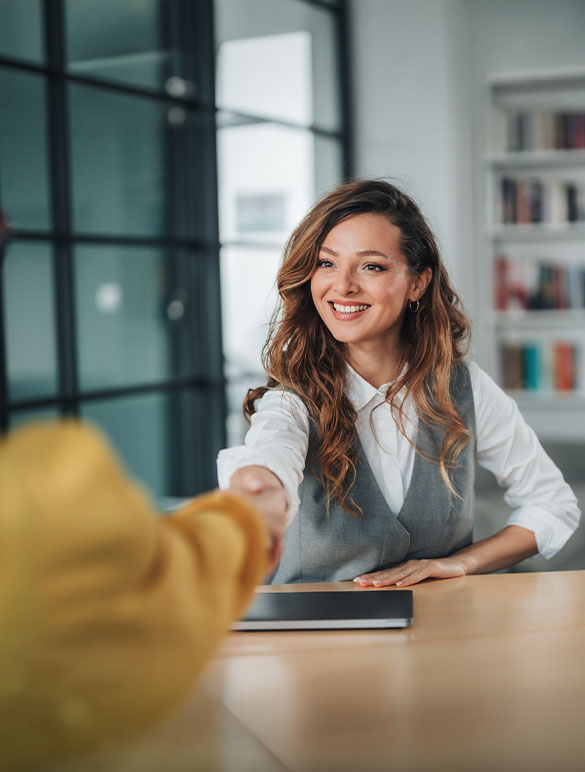 Eine freundliche Begr&uuml;&szlig;ung per Handschlag symbolisiert einen gelungenen Einstieg und die professionelle Integration von Werkstudierenden ins Unternehmen.