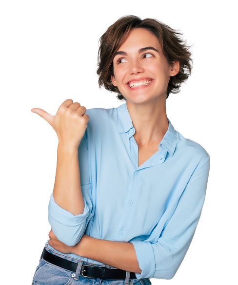 Eine junge Frau mit positiver, einladender Ausstrahlung symbolisiert modernes Recruiting und die erfolgreiche Gewinnung neuer Mitarbeitender.
