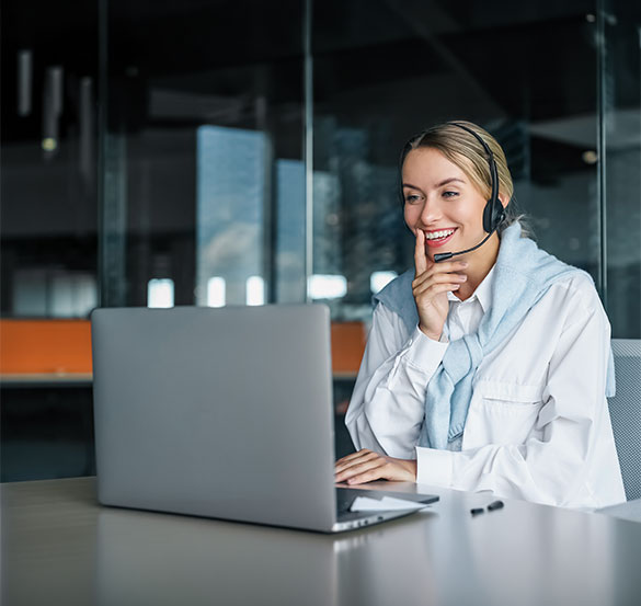 Eine Mitarbeiterin mit Headset sitzt am Laptop und beantwortet freundlich Anfragen &ndash; passend zu Beratung, Kontakt und pers&ouml;nlicher Betreuung.