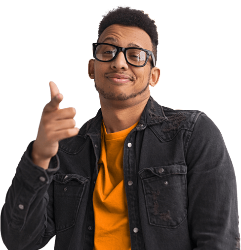 Ein Mann mit Brille und dunkler Jacke zeigt mit dem Finger nach vorne und l&auml;chelt selbstbewusst. Er steht vor einem neutralen Hintergrund mit orangefarbenen grafischen Elementen.